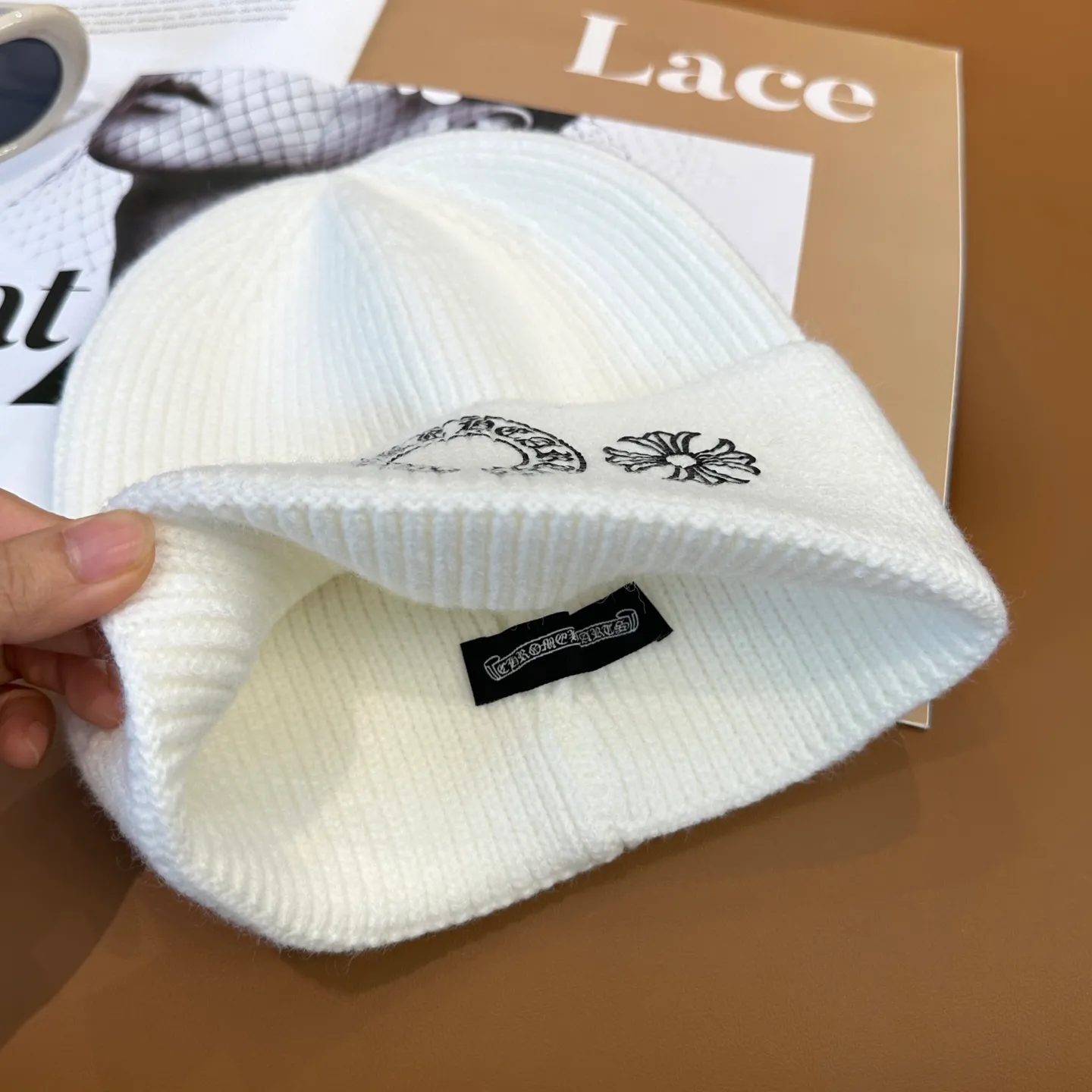 P70 🤍Chrome hearts new autumn and winter cross knitted hat🧶 One of the must-have hats in autumn and winter~ It really looks good on whoever wears it~, it is also a perfect match in black and white and gray in autumn~